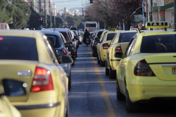 Lockdown: Πόσοι επιβάτες επιτρέπονται σε IX αυτοκίνητα και ταξί