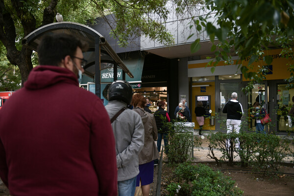 Lockdown: Μεγάλη έξοδος οχημάτων από την Αθήνα καταγράφεται στα διόδια - Ουρές σε καταστήματα και τράπεζες