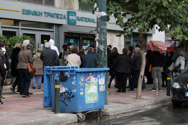 Lockdown: Μεγάλη έξοδος οχημάτων από την Αθήνα καταγράφεται στα διόδια - Ουρές σε καταστήματα και τράπεζες