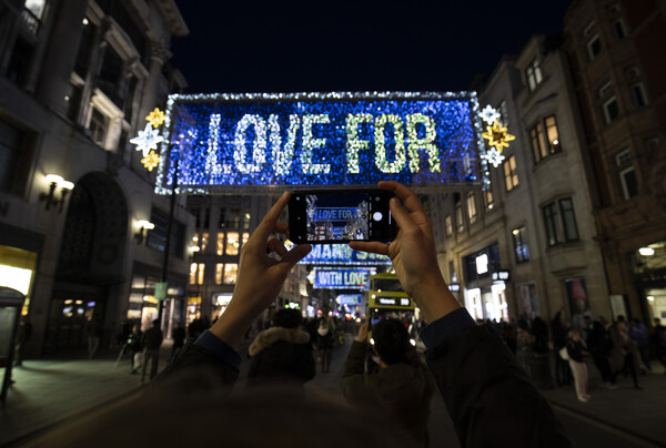 Τα πρώτα χριστουγεννιάτικά φώτα στην Όξφορντ Στριτ άναψαν με ένα πολύ ιδιαίτερο μήνυμα