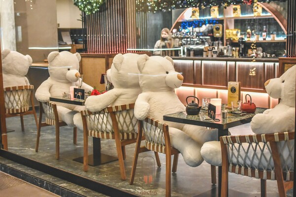Καφέ στην Καρδίτσα έβαλε λούτρινους αρκούδους στη θέση των πελατών