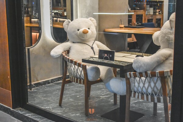 Καφέ στην Καρδίτσα έβαλε λούτρινους αρκούδους στη θέση των πελατών