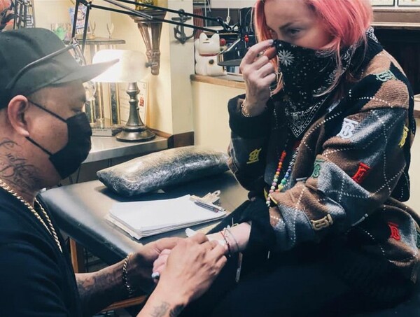 Η Μαντόνα έκανε το πρώτο τατουάζ της και το κατέγραψε καρέ- καρέ