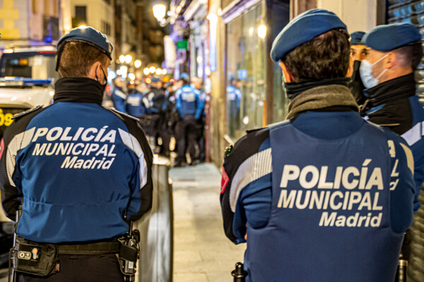 Κορωνοπάρτι στη Μαδρίτη: Κρύφτηκαν στην ντουλάπα για να γλιτώσουν από την αστυνομία