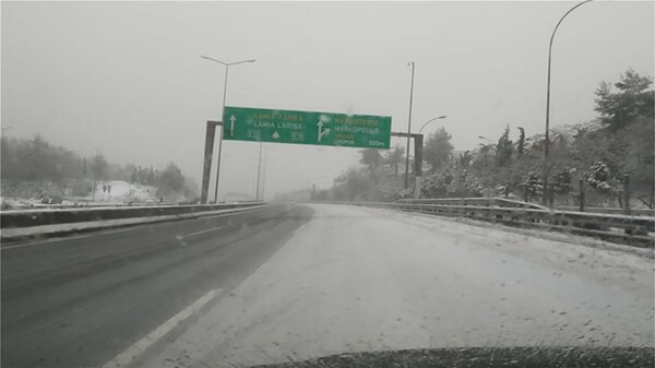 Κακοκαιρία: Η «Μήδεια» έφτασε στην Αττική - Σφοδρή χιονόπτωση στη Μαλακάσα - Δείτε live πού χιονίζει