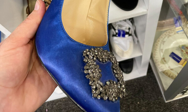 Cinderella story: Σατέν γόβες Manolo Blahnik αξίας 2.125 δολαρίων βρέθηκαν να πωλούνται για 35 δολάρια