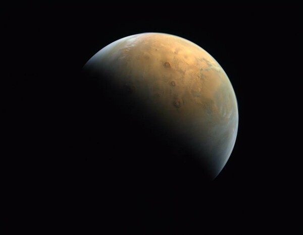 Το πρώτο αραβικό διαστημόπλοιο έφτασε στον Άρη: Έστειλε στη Γη μια εντυπωσιακή φωτογραφία
