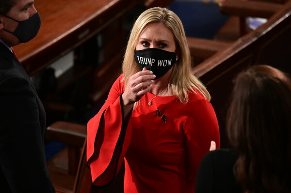 Με μάσκα «MOLON LABE» βουλευτής των Ρεπουμπλικανών και υποστηρίκτρια της QAnon