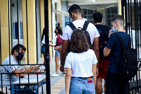 «Δεν υπάρχει πρόβλεψη για πρόστιμα συγκεκριμένα σε μαθητές»-Διευκρινίσεις από Μακρή μετά τις αντιδράσεις
