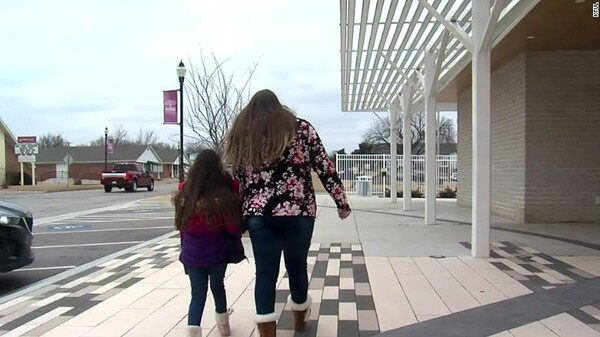 ΗΠΑ: Χριστιανικό σχολείο απέβαλε 8χρονη επειδή ερωτεύτηκε συμμαθήτριά της