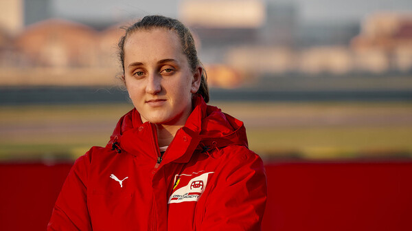 F1: Μια 16χρονη έγινε η πρώτη γυναίκα στην ακαδημία οδηγών της Ferrari