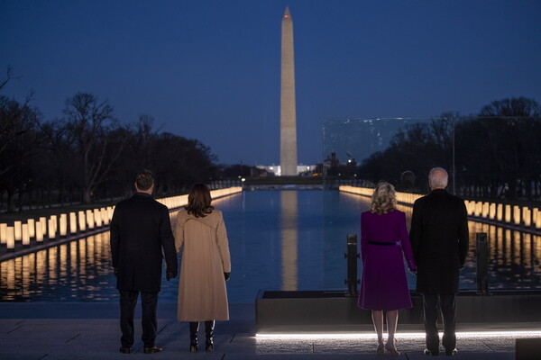 Ο Μπάιντεν τίμησε τη μνήμη των 400.000 νεκρών από κορωνοϊό στις ΗΠΑ με τελετή στην Ουάσινγκτον