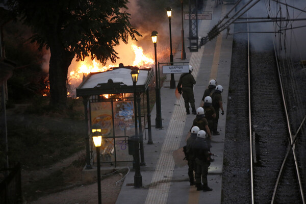 Επεισόδια στο Μενίδι: Πέταξαν μολότοφ και πέτρες σε αστυνομικούς