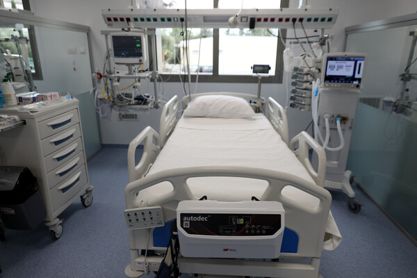 ΜΕΘ: Ραγδαία η αύξηση νοσηλευομένων - Το σχέδιο μεταφοράς ασθενών σε ιδιωτικές κλινικές