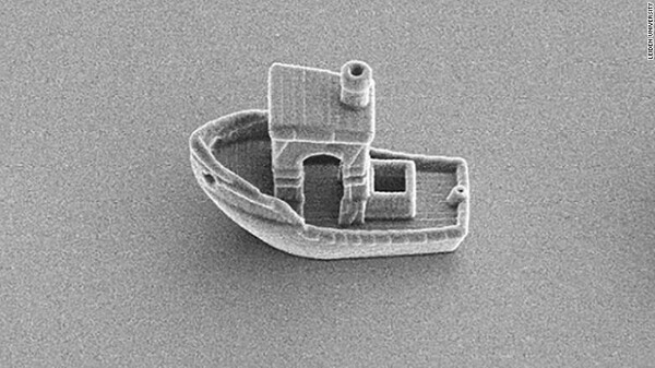 Το μικρότερο σκάφος του κόσμου μπορεί να «πλεύσει» πάνω σε μία τρίχα