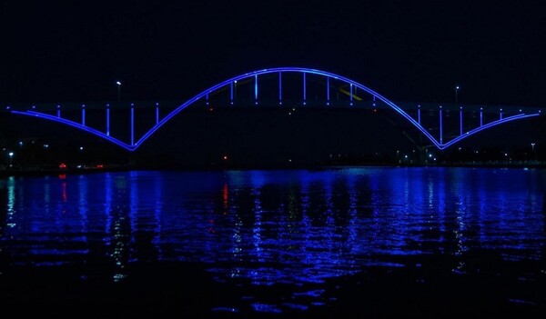 Η γέφυρα Hoan στο Μιλγουόκι έγινε γαλανόλευκη για τον Γιάννη Αντετοκούνμπο