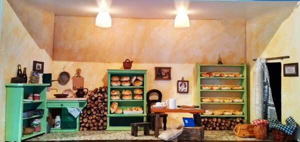 Μια Θεσσαλονικιά φτιάχνει μινιατούρες με τα πιο παράξενα υλικά- Καταστήματα, σπίτια, ακόμη και τρόφιμα