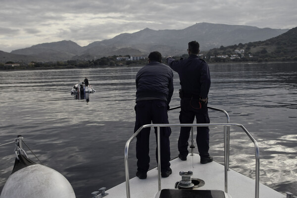 Μυτιλήνη: Επιχείρηση απεγκλωβισμού 24 ατόμων σε απόκρημνη ακτή - Πληροφορίες για ένα νεκρό