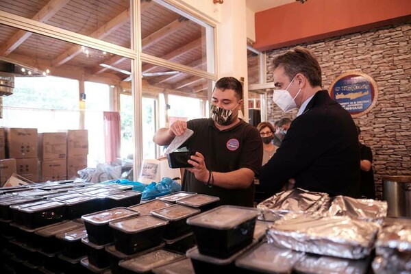 Ο Μητσοτάκης μοίρασε μερίδες φαγητού σε άπορους, σε ταβέρνα στο Κερατσίνι