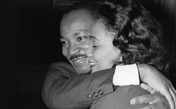 «Η Αγκαλιά»: Ένα μνημείο με χέρια χωρίς σώματα για τον Μάρτιν Λούθερ Κινγκ και τη σύζυγό του