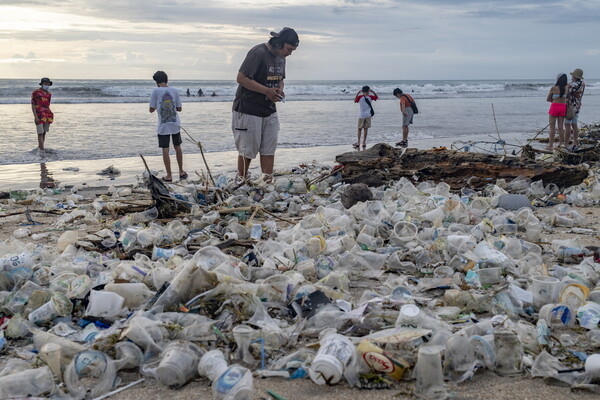 Μπαλί: Τόνοι απορριμμάτων ξεβράστηκαν στη διάσημη παραλία Κούτα [ΦΩΤΟΓΡΑΦΙΕΣ]