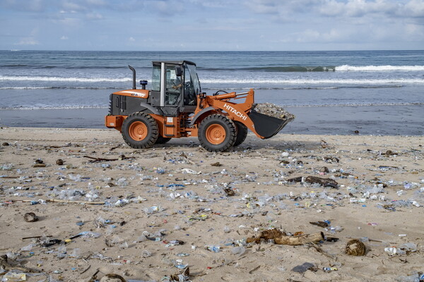 Μπαλί: Τόνοι απορριμμάτων ξεβράστηκαν στη διάσημη παραλία Κούτα [ΦΩΤΟΓΡΑΦΙΕΣ]