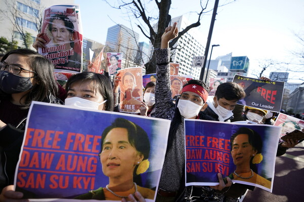 Μιανμάρ: Ο στρατός απήγγειλε κατηγορίες σε βάρος της Αούνγκ Σαν Σου Τσι για walkie talkie στο σπίτι της