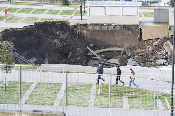 Νάπολη: «Τεράστια οπή» με περίμετρο 2 χλμ. μπροστά από νοσοκομείο - Εκκένωση δομής COVID-19 [BINTEO]