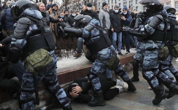 Ρωσία: Πάνω από 3.300 συλλήψεις διαδηλωτών - Στην Εντατική μια γυναίκα