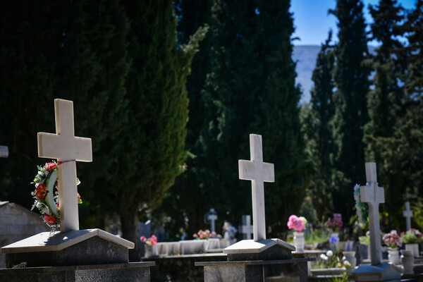 Θεσσαλονίκη: Έγινε εκταφή νεκρού, έπειτα από μαρτυρία συγγενών ότι κουνούσε τα μάτια κατά την ταφή