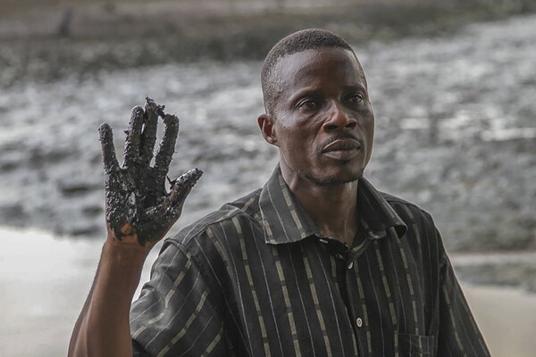 Δικαστήριο υποχρεώνει τη θυγατρική της Shell στη Νιγηρία να αποζημιώσει αγρότες για διαρροές πετρελαίου