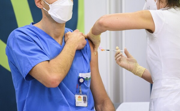 Νοσηλευτής έκανε το εμβόλιο αλλά κόλλησε κορωνοϊό πριν προλάβει να αναπτύξει ανοσία