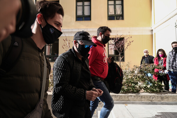 Με χειροπέδες στον εισαγγελέα ο Νότης Σφακιανάκης - Τι είπε για το όπλο και τα ναρκωτικά