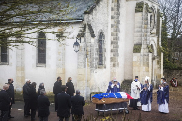 «Τελευταίο αντίο» στον Βαλερί Ζισκάρ ντ' Εστέν - Σε στενό οικογενειακό κύκλο η κηδεία