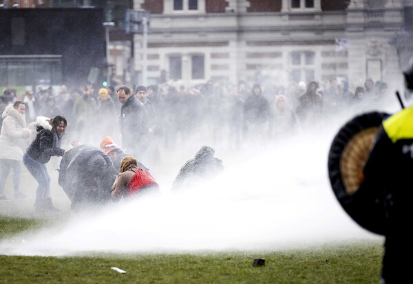 Ολλανδία: Επεισόδια σε διαδήλωση στο Αμστερνταμ κατά των περιοριστικών μέτρων