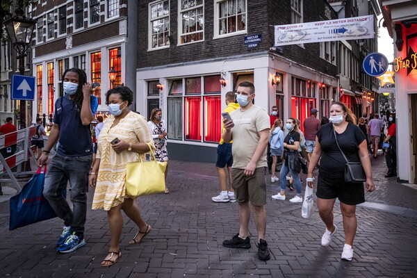 Ολλανδία: Υποχρεωτική η χρήση μάσκας σε εσωτερικούς χώρους