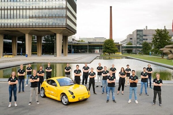 Φοιτητές στην Ολλανδία έφτιαξαν ηλεκτρικό αυτοκίνητο «αποκλειστικά από άχρηστα υλικά» [ΒΙΝΤΕΟ]