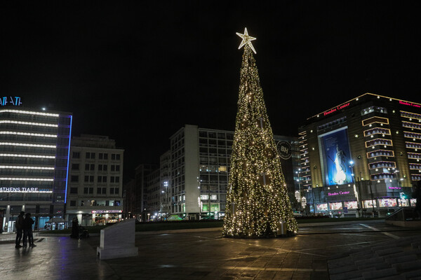 Στολίστηκε η Ομόνοια: Χριστουγεννιάτικο δέντρο 15 μέτρων δίπλα στο σιντριβάνι