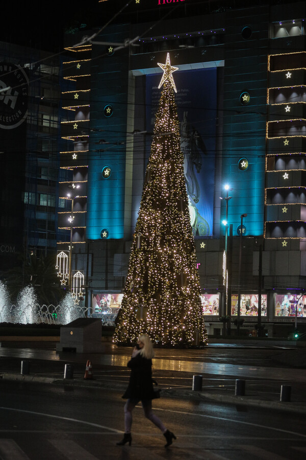 Στολίστηκε η Ομόνοια: Χριστουγεννιάτικο δέντρο 15 μέτρων δίπλα στο σιντριβάνι