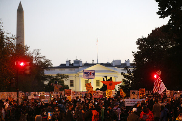 Εκατοντάδες υποστηρικτές του Μπάιντεν συγκεντρώνονται δίπλα στον Λευκό Οίκο