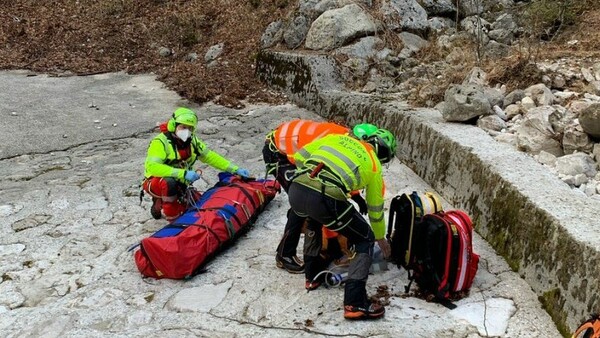 Ορειβάτης επιβίωσε τραυματισμένος επτά νύχτες στις Άλπεις: «Έζησα χάρη στο σκύλο μου»