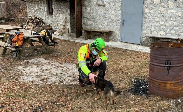 Ορειβάτης επιβίωσε τραυματισμένος επτά νύχτες στις Άλπεις: «Έζησα χάρη στο σκύλο μου»