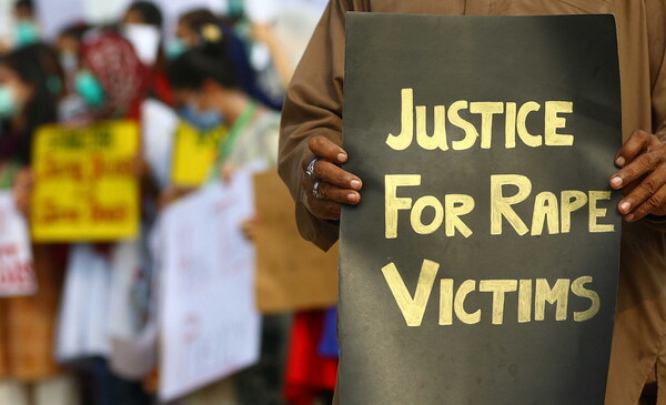 Πακιστάν: Υπεγράφη ο νόμος κατά των βιασμών - Χημικοί ευνουχισμοί και μητρώο δραστών