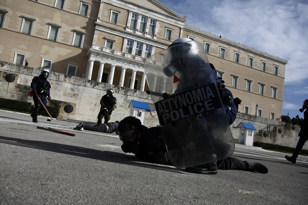 Επεισόδια στο πανεκπαιδευτικό συλλαλητήριο στο Σύνταγμα- Χημικά και προσαγωγές