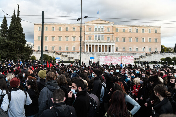 Σε εξέλιξη το πανεκπαιδευτικό συλλαλητήριο- Κλειστοί οι δρόμοι στο κέντρο της Αθήνας