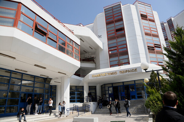 Το Πανεπιστήμιο Πειραιά διαψεύδει τα λεγόμενα Τσίπρα για Κατσαφάδο - Δήλωση του πρύτανη