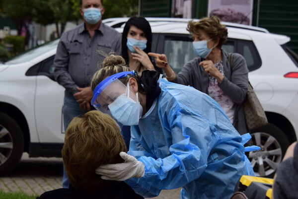 Παπαευαγγέλου: 4.500 νοσηλεύονται σε νοσοκομεία - 25.000 ενεργά κρούσματα Covid στην Ελλάδα