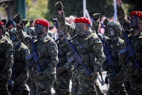 25η Μαρτίου: Προσκλήσεις σε Πούτιν, Μακρόν και Κάρολο για τη στρατιωτική παρέλαση στην Ελλάδα