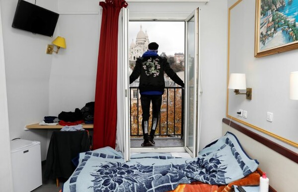 Ξενοδοχείο του Παρισιού φιλοξενεί άστεγους επειδή είναι άδειο λόγω πανδημίας