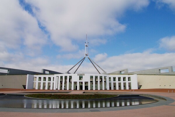 Αυστραλία: Γυναίκα καταγγέλλει ότι βιάστηκε μέσα στο κοινοβούλιο - Συγγνώμη από τον πρωθυπουργό